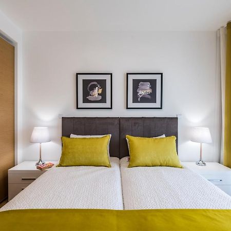 Coolhouses Lagos, 2 Bed Stylish City Flat, Rooftop Shared Pool, Clayheart المظهر الخارجي الصورة