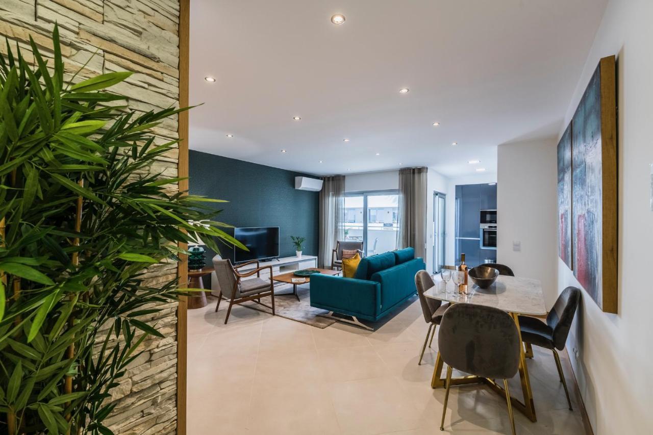 Coolhouses Lagos, 2 Bed Stylish City Flat, Rooftop Shared Pool, Clayheart المظهر الخارجي الصورة