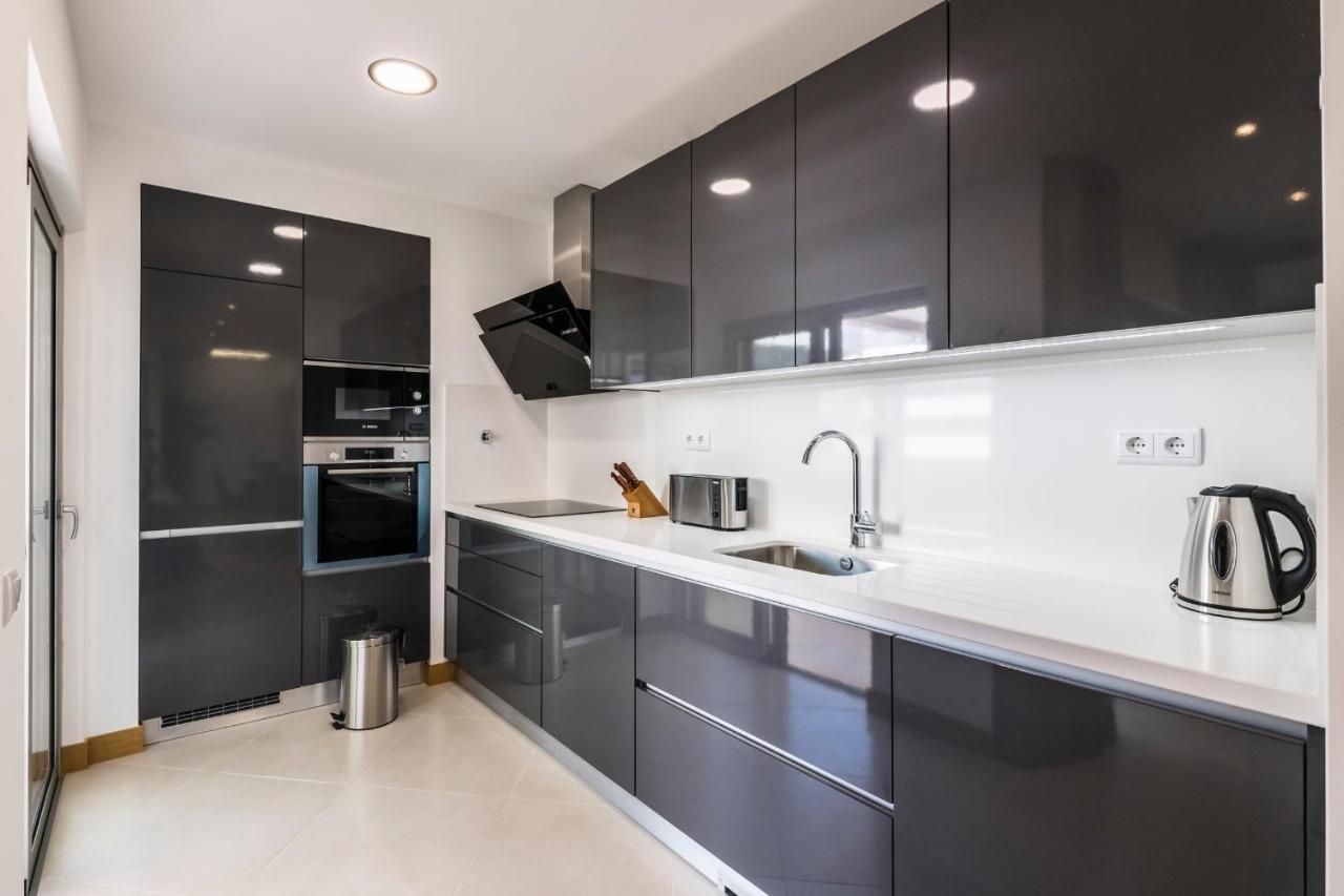 Coolhouses Lagos, 2 Bed Stylish City Flat, Rooftop Shared Pool, Clayheart المظهر الخارجي الصورة