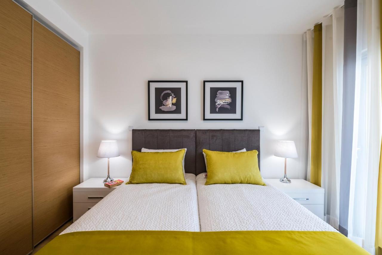 Coolhouses Lagos, 2 Bed Stylish City Flat, Rooftop Shared Pool, Clayheart المظهر الخارجي الصورة