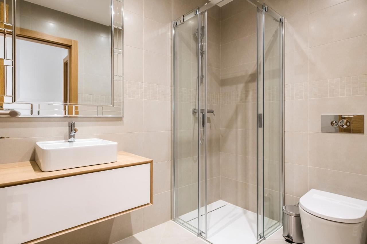 Coolhouses Lagos, 2 Bed Stylish City Flat, Rooftop Shared Pool, Clayheart المظهر الخارجي الصورة